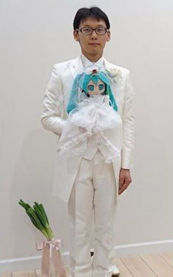 ياباني يتزوج صورة طيفية هولوغرامية لشخصية افتراضية بسبب حبه لها! صورة رقم 5