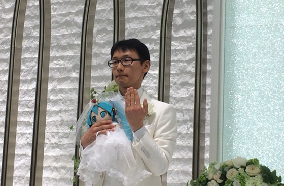 ياباني يتزوج صورة طيفية هولوغرامية لشخصية افتراضية بسبب حبه لها! صورة رقم 3