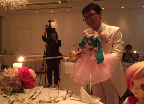 ياباني يتزوج صورة طيفية هولوغرامية لشخصية افتراضية بسبب حبه لها! صورة رقم 6