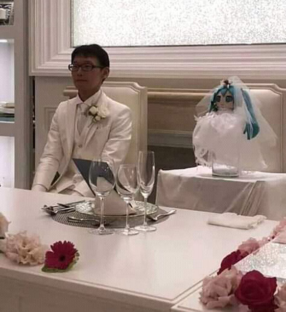 ياباني يتزوج صورة طيفية هولوغرامية لشخصية افتراضية بسبب حبه لها! صورة رقم 2