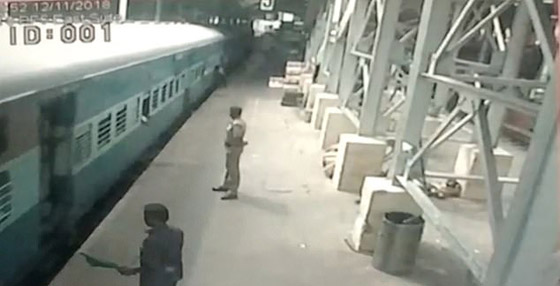 فيديو صادم: لحظة إنقاذ سيدة علقت بقطار متحرك صورة رقم 1