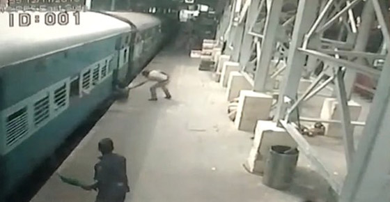 فيديو صادم: لحظة إنقاذ سيدة علقت بقطار متحرك صورة رقم 2
