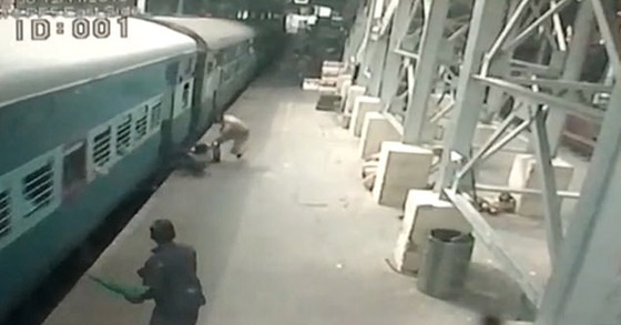 فيديو صادم: لحظة إنقاذ سيدة علقت بقطار متحرك صورة رقم 3
