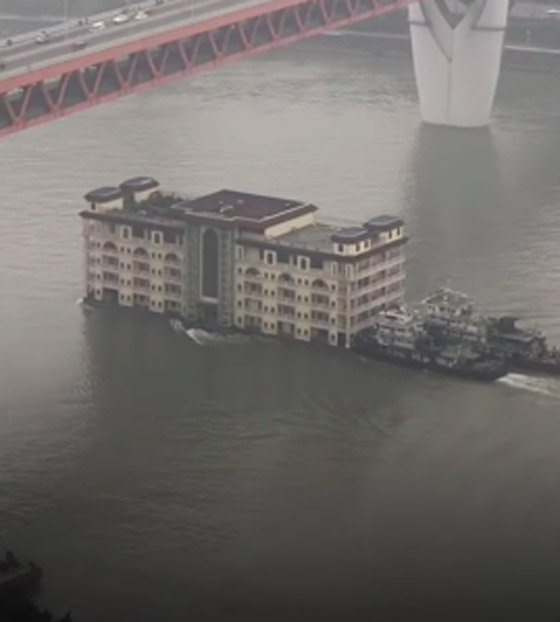 فيديو صادم: مبنى ضخم يعبر نهرا ويثير دهشة السكّان في الصين صورة رقم 1