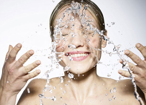 قد لا تتوقعونها.. فوائد مدهشة لغسل الوجه بالمياه الغازية صورة رقم 5
