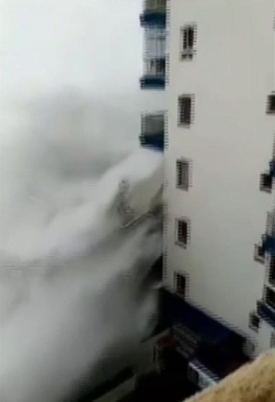 فيديو مرعب.. لقطات مخيفة لموجات ضخمة تجتاح مبنى وتدمر شرفاته صورة رقم 2