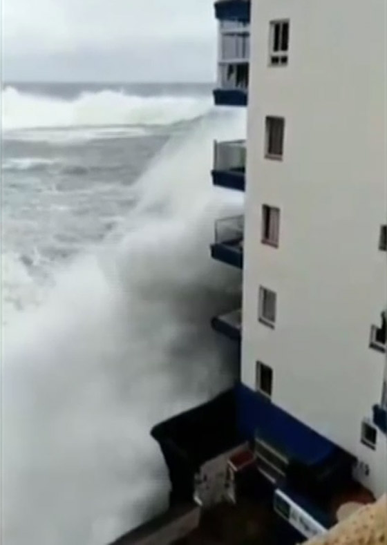 فيديو مرعب.. لقطات مخيفة لموجات ضخمة تجتاح مبنى وتدمر شرفاته صورة رقم 1