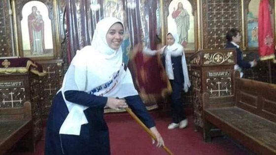 صور رائعة بألف كلمة.. فتيات مسلمات ينظفن كنيسة العذراء في مصر صورة رقم 1