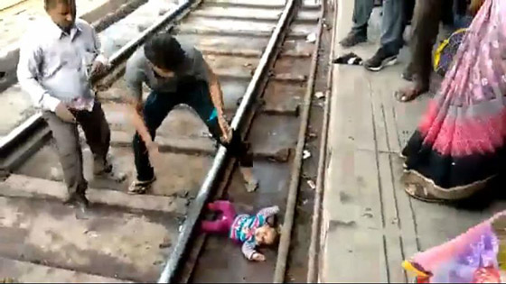 فيديو مروع.. نجاة رضيعة من الموت بإعجوبة بعد مرور قطار عليها.. سبحان الله صورة رقم 3