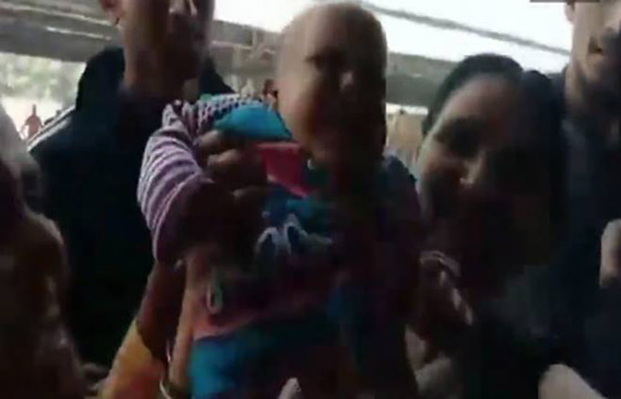 فيديو مروع.. نجاة رضيعة من الموت بإعجوبة بعد مرور قطار عليها.. سبحان الله صورة رقم 6