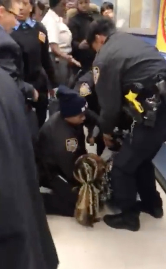 فيديو مفجع.. أفراد من شرطة نيويورك ينتزعون رضيعا من أمه بطريقة وحشية صورة رقم 1