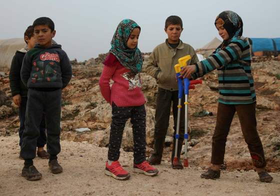 طفلة سورية تستبدل المعلبات الفارغة بأطراف اصطناعية.. اليكم قصتها صورة رقم 3