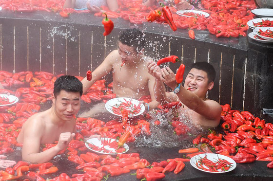 فيديو وصور: الصين تقيم مسابقة تناول الفلفل الحار لمحاربة الطقس البارد صورة رقم 3