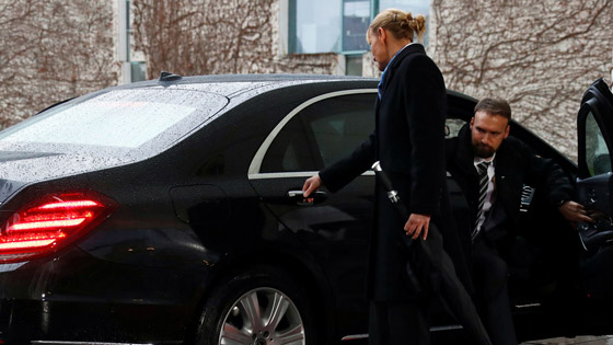 بالفيديو: تيريزا ماي تعلق في سيارتها وأنجيلا ميركل تنتظرها في البرد! صورة رقم 2