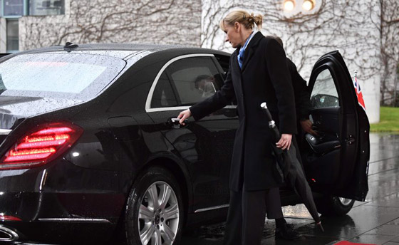 بالفيديو: تيريزا ماي تعلق في سيارتها وأنجيلا ميركل تنتظرها في البرد! صورة رقم 3
