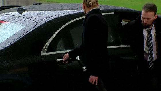 بالفيديو: تيريزا ماي تعلق في سيارتها وأنجيلا ميركل تنتظرها في البرد! صورة رقم 4