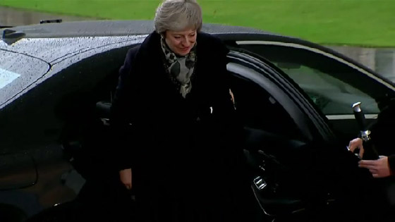 بالفيديو: تيريزا ماي تعلق في سيارتها وأنجيلا ميركل تنتظرها في البرد! صورة رقم 9