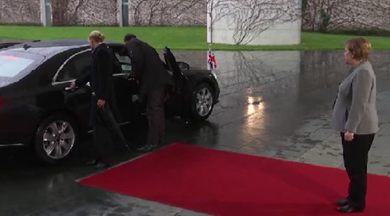 بالفيديو: تيريزا ماي تعلق في سيارتها وأنجيلا ميركل تنتظرها في البرد! صورة رقم 1