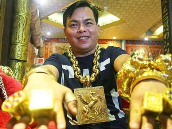 عاشق الذهب.. رجل أعمال فيتنامي يرتدي 13 كيلوغرام من الذهب يوميا! صورة رقم 1