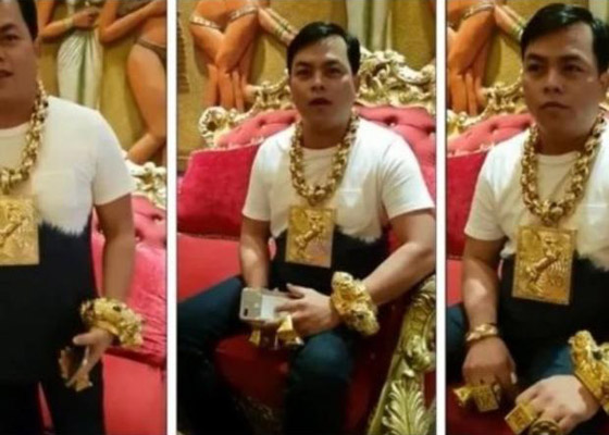عاشق الذهب.. رجل أعمال فيتنامي يرتدي 13 كيلوغرام من الذهب يوميا! صورة رقم 2