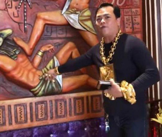 عاشق الذهب.. رجل أعمال فيتنامي يرتدي 13 كيلوغرام من الذهب يوميا! صورة رقم 3