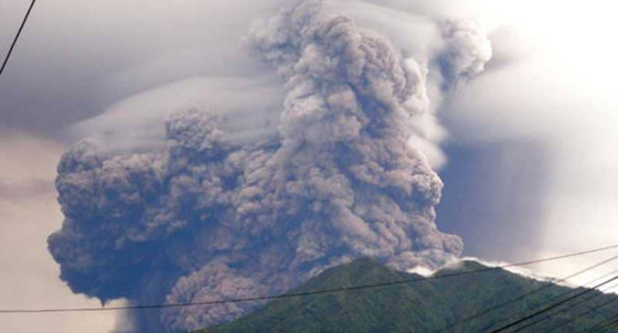 بالفيديو والصور.. ثوران بركاني مخيف في اندونيسيا صورة رقم 2