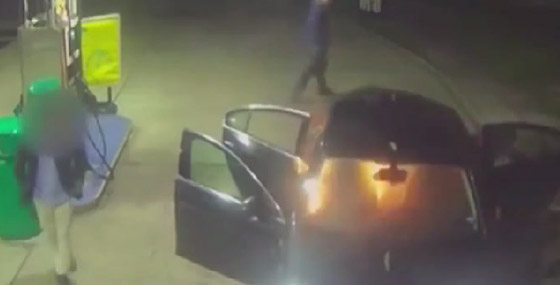  فيديو صادم: سكران يصب الوقود داخل السيارة فتنفجر والركاب داخلها! صورة رقم 2