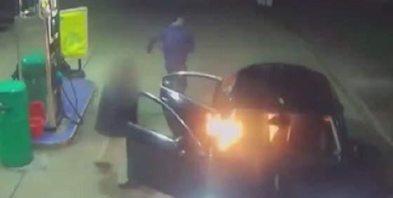  فيديو صادم: سكران يصب الوقود داخل السيارة فتنفجر والركاب داخلها! صورة رقم 3