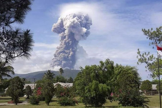بالفيديو والصور.. ثوران بركاني مخيف في اندونيسيا صورة رقم 1