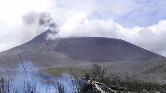 بالفيديو والصور.. ثوران بركاني مخيف في اندونيسيا صورة رقم 5