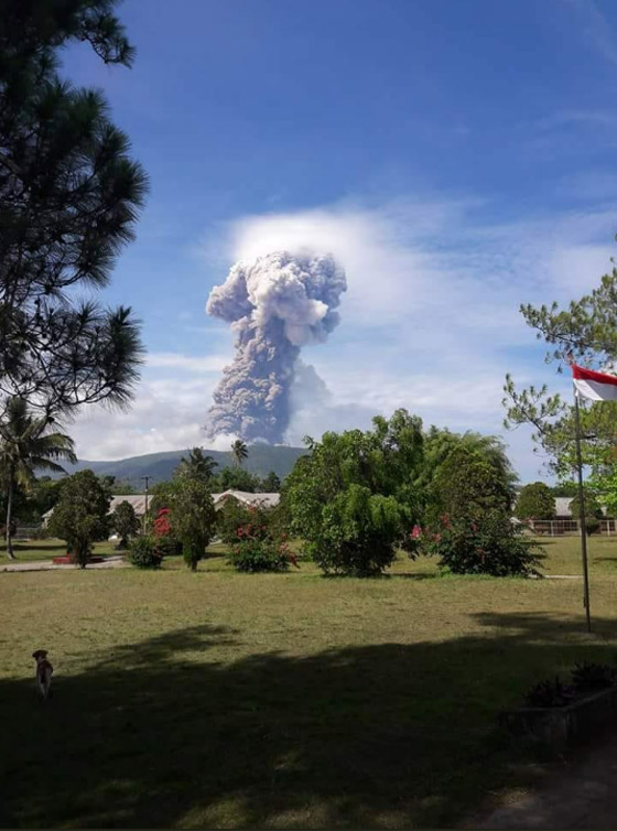 بالفيديو والصور.. ثوران بركاني مخيف في اندونيسيا صورة رقم 4