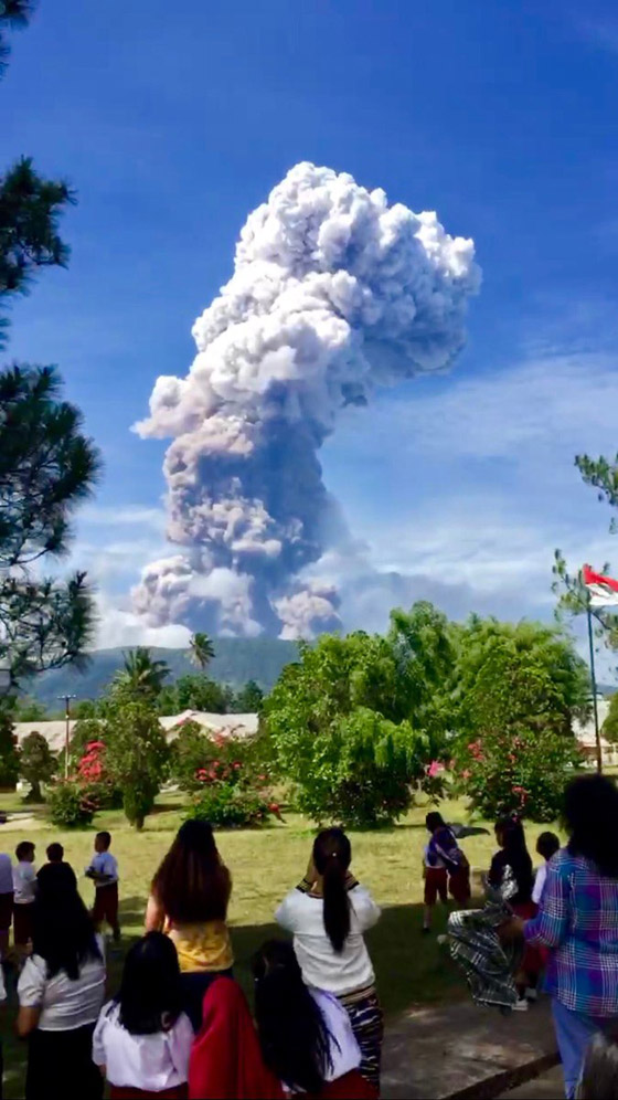 بالفيديو والصور.. ثوران بركاني مخيف في اندونيسيا صورة رقم 3