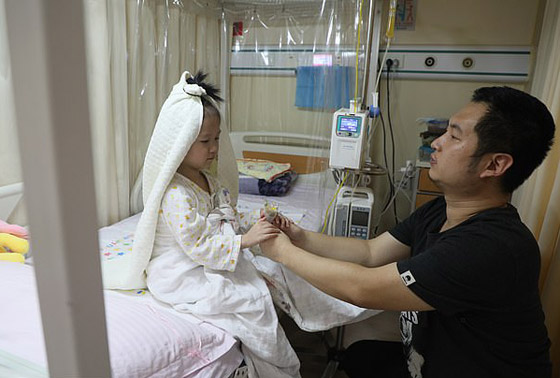 صور تفطر القلوب! صيني يتزوج من ابنته الصغيرة المريضة ليحقق حلمها! صورة رقم 1