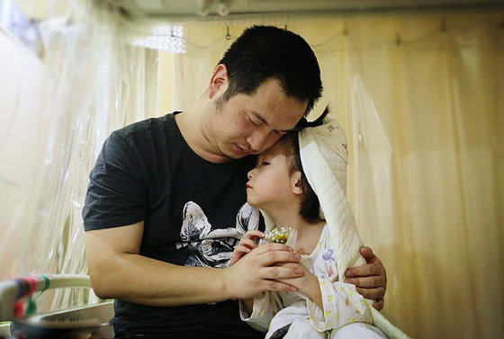 صور تفطر القلوب! صيني يتزوج من ابنته الصغيرة المريضة ليحقق حلمها! صورة رقم 2