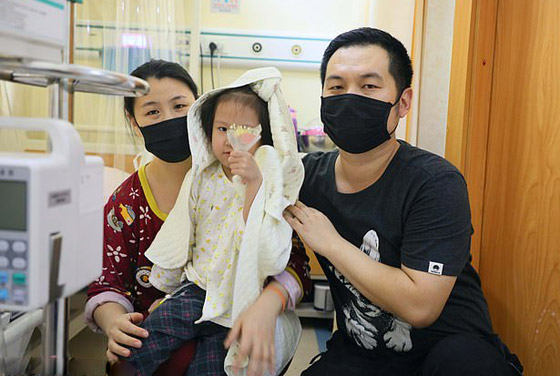 صور تفطر القلوب! صيني يتزوج من ابنته الصغيرة المريضة ليحقق حلمها! صورة رقم 3