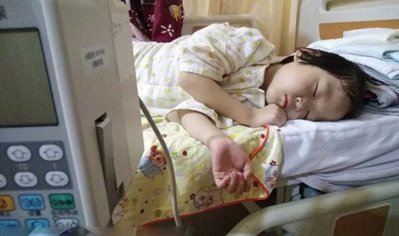 صور تفطر القلوب! صيني يتزوج من ابنته الصغيرة المريضة ليحقق حلمها! صورة رقم 6