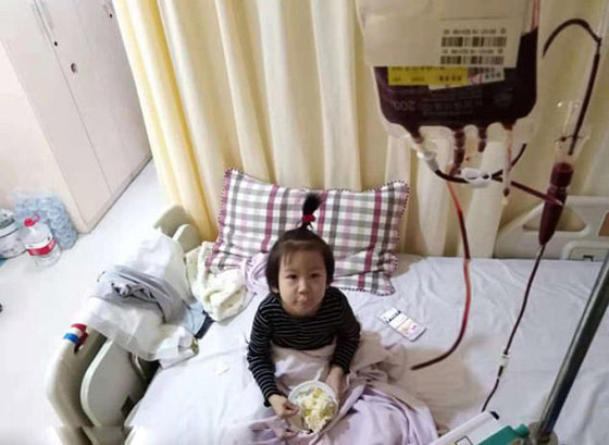 صور تفطر القلوب! صيني يتزوج من ابنته الصغيرة المريضة ليحقق حلمها! صورة رقم 8
