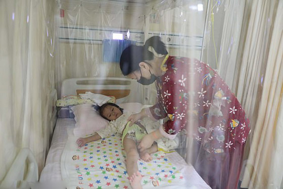 صور تفطر القلوب! صيني يتزوج من ابنته الصغيرة المريضة ليحقق حلمها! صورة رقم 7