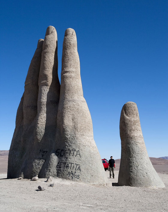 ما قصة (يد الصحراء) العملاقة التي تخرج من رمال صحراء أتاكاما؟ صورة رقم 3