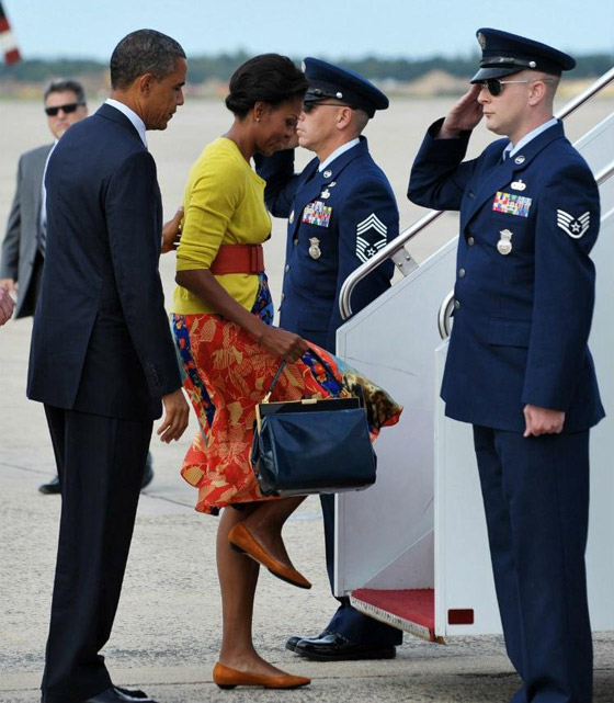 بالصور.. إطلالة جريئة لميشيل أوباما بثوب حريري أصفر تلفت الأنظار صورة رقم 6