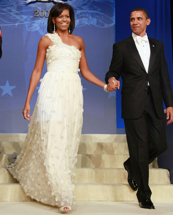 بالصور.. إطلالة جريئة لميشيل أوباما بثوب حريري أصفر تلفت الأنظار صورة رقم 9