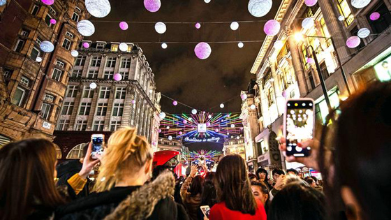  احتفالات أعياد الميلاد المجيد: صور مدن أوروبية تتزين بالأضواء الملونة المتلألئة  صورة رقم 2