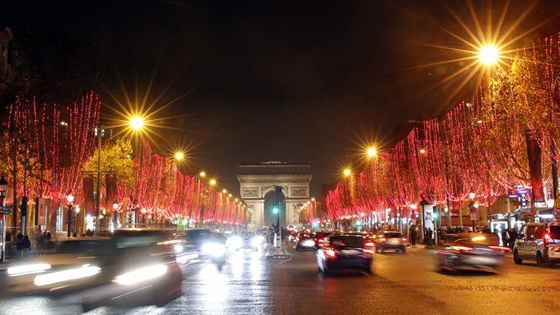  احتفالات أعياد الميلاد المجيد: صور مدن أوروبية تتزين بالأضواء الملونة المتلألئة  صورة رقم 3