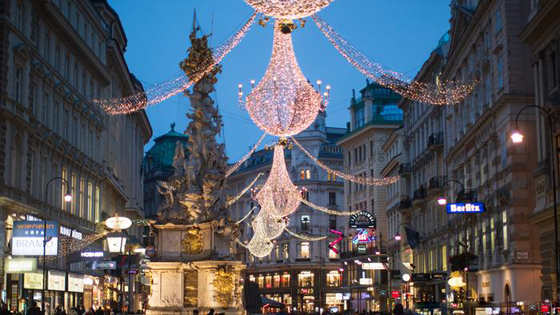  احتفالات أعياد الميلاد المجيد: صور مدن أوروبية تتزين بالأضواء الملونة المتلألئة  صورة رقم 4