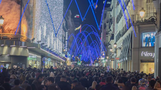  احتفالات أعياد الميلاد المجيد: صور مدن أوروبية تتزين بالأضواء الملونة المتلألئة  صورة رقم 7