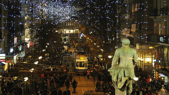  احتفالات أعياد الميلاد المجيد: صور مدن أوروبية تتزين بالأضواء الملونة المتلألئة  صورة رقم 8