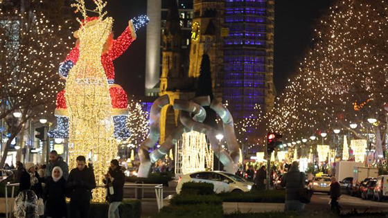  احتفالات أعياد الميلاد المجيد: صور مدن أوروبية تتزين بالأضواء الملونة المتلألئة  صورة رقم 9