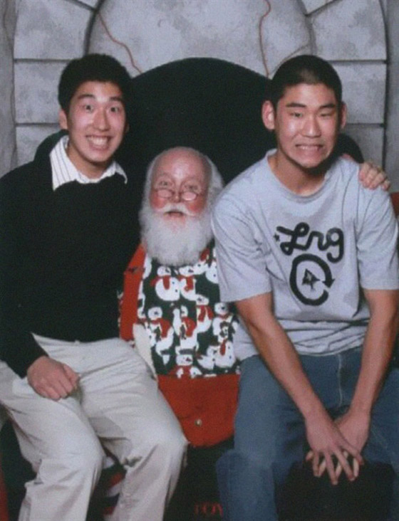 بالصور.. شابان يلتقطان صورة مع نفس شخصية بابا نويل في كل عام صورة رقم 5