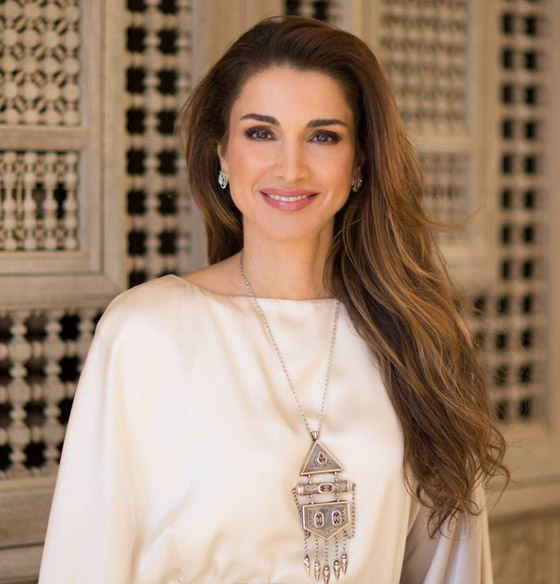 الملكة رانيا تحتفل بعيد ميلادها الخمسين بإطلالة مميزة بالأبيض.. صور صورة رقم 13