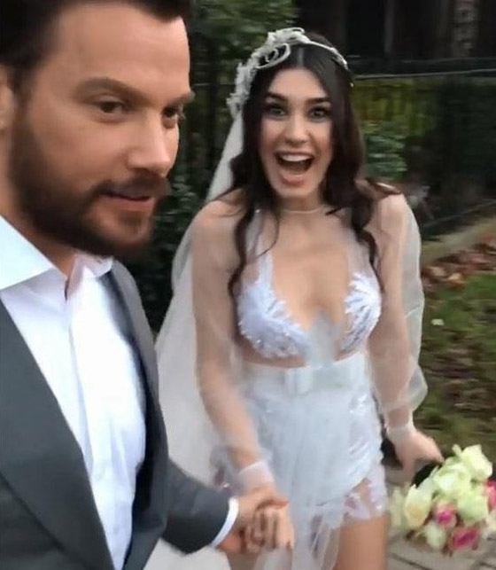فيديو وصور: فستان زفاف ممثلة تركية يثير ضجة وغضب لجرأته! صورة رقم 5